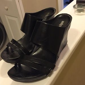 Unlisted black wedges